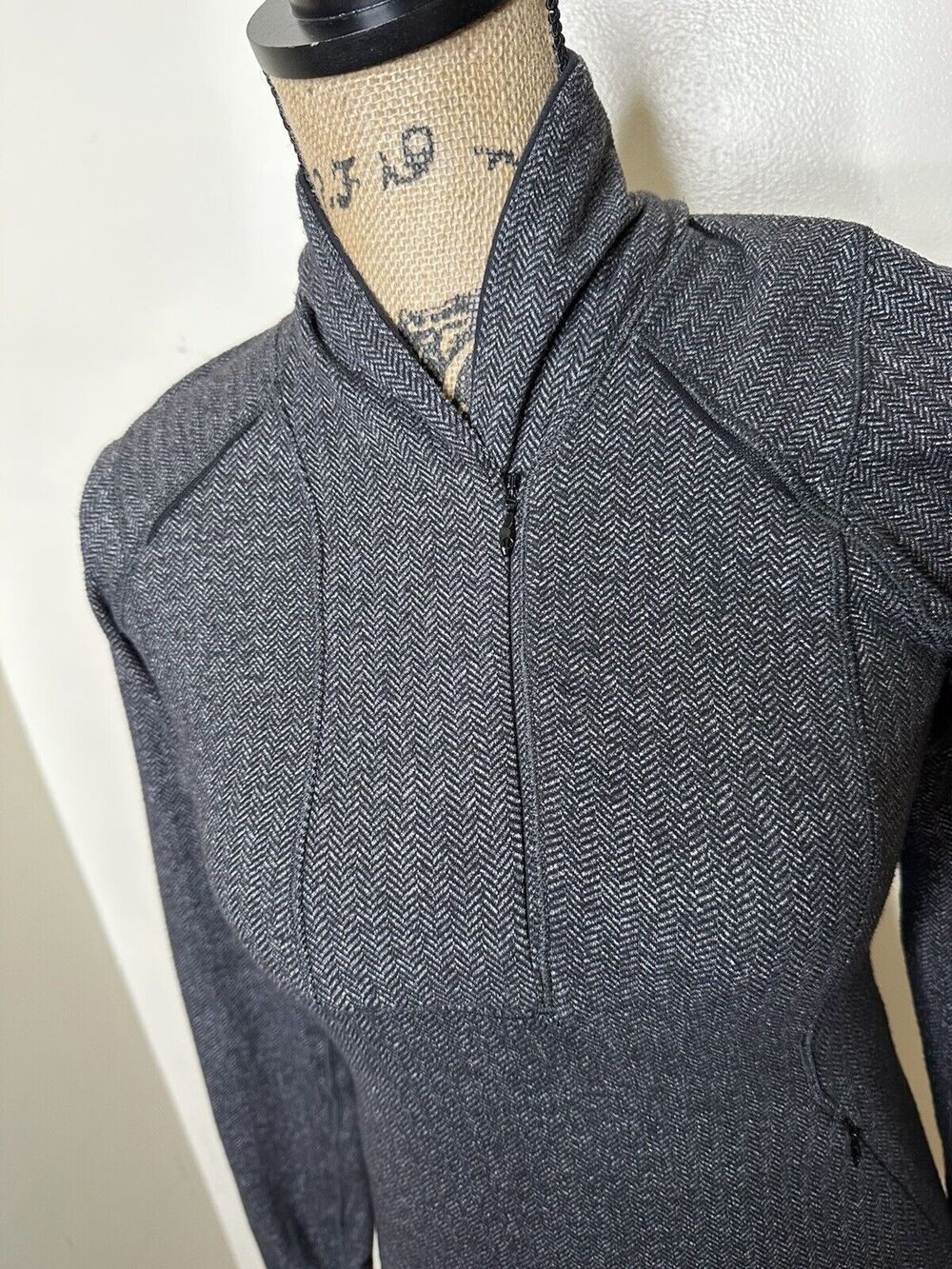 Lululemon Think Fast Zip Up Pullover Woman’s Size 4 Herringbone Dark Gray Pocket